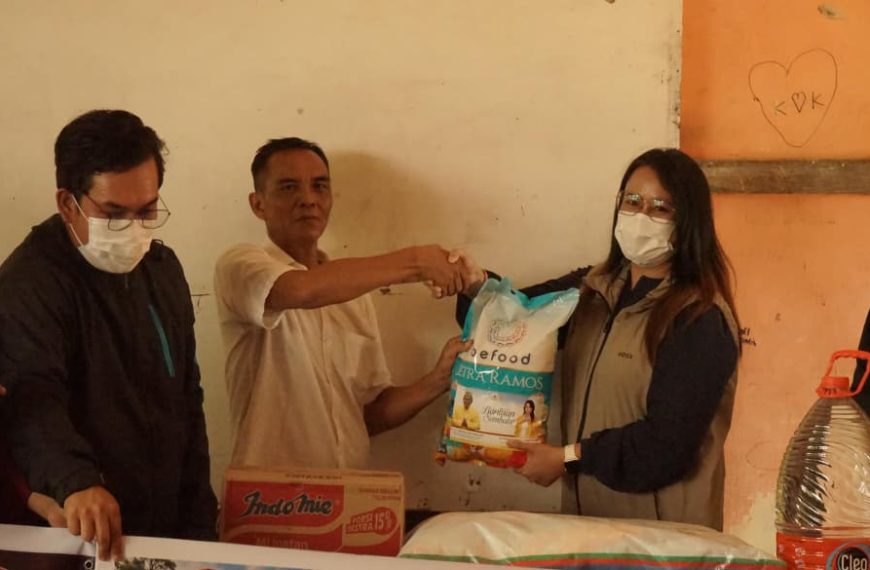 Peduli Korban Karhutla, dr. Grace Pabayo Salurkan Paket Sembako untuk Warga dan Relawan