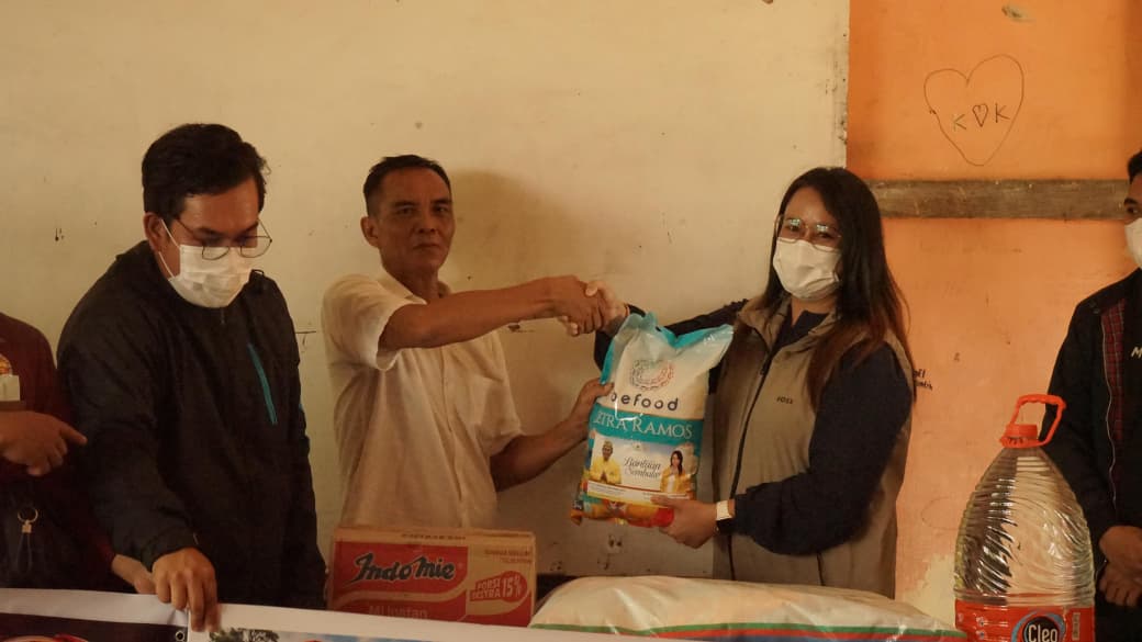 Peduli Korban Karhutla, dr. Grace Pabayo Salurkan Paket Sembako untuk Warga dan Relawan
